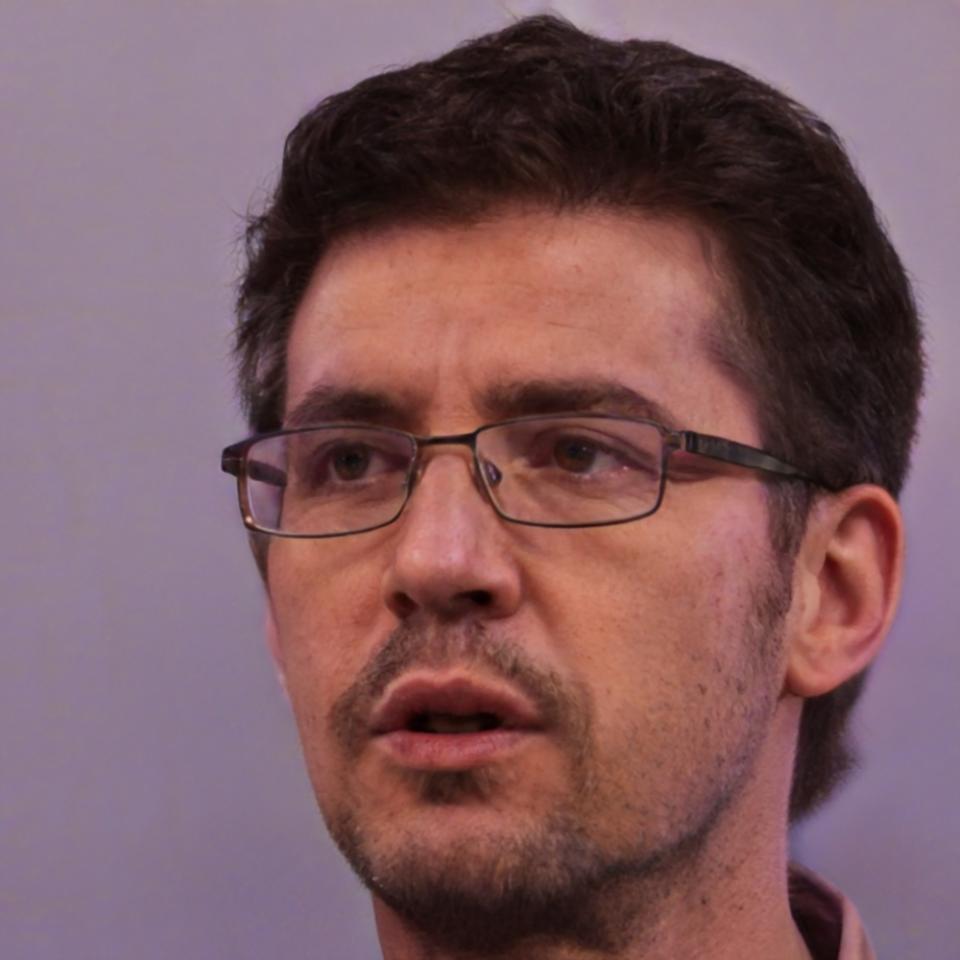 Retrato de Rodrigo Escalante, analista financiero especializado en valoración